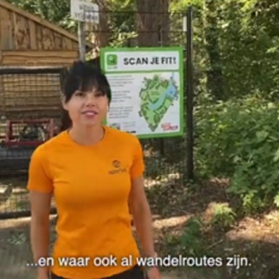 beweegmakelaar Sportaal bij het bord met de nieuwe route