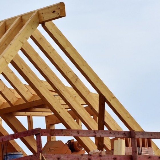 dak van een woning in aanbouw