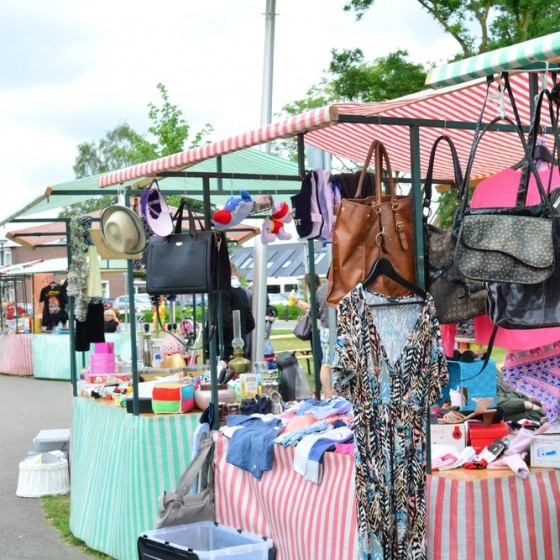 kraampjes op een rommelmarkt in Dolphia