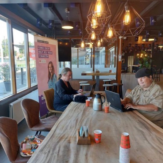 2 mannen aan een tafel in De vrije Ruimte