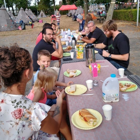 mensen aan tafel aan tafel voor de brunc