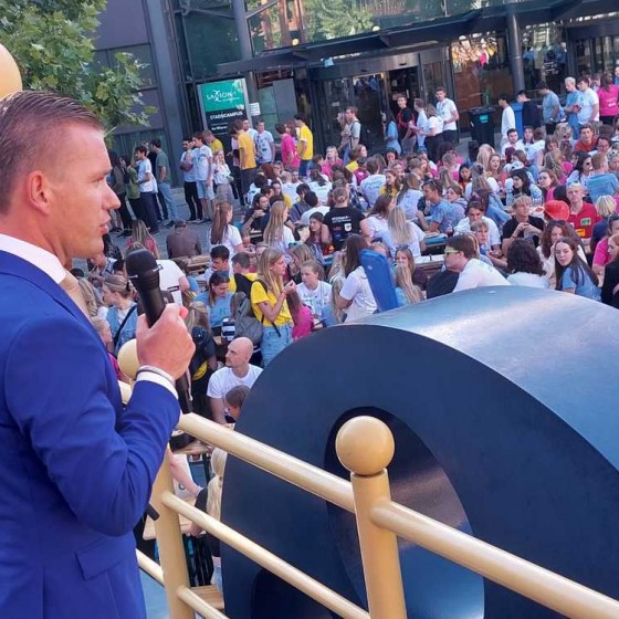 wethouder van Jurgen van Houdt spreekt eerstejaarsstudenten bij Saxion toe