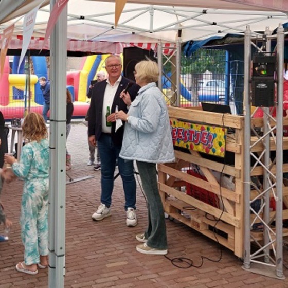 wethouder Arjan Kampman bij de speeltuin