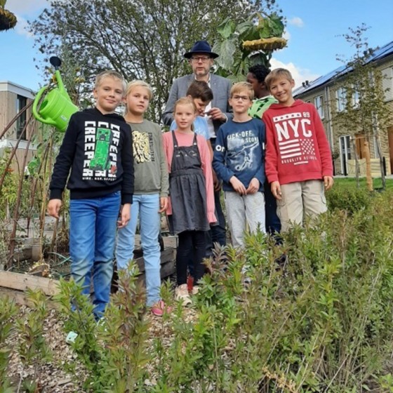 burgemeester in de tuin tussen de kinderen