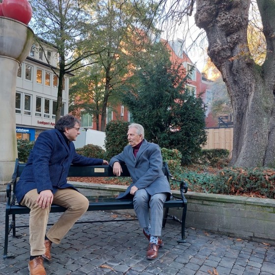 Klaus Rosenau en Ben Sanders op het bankje