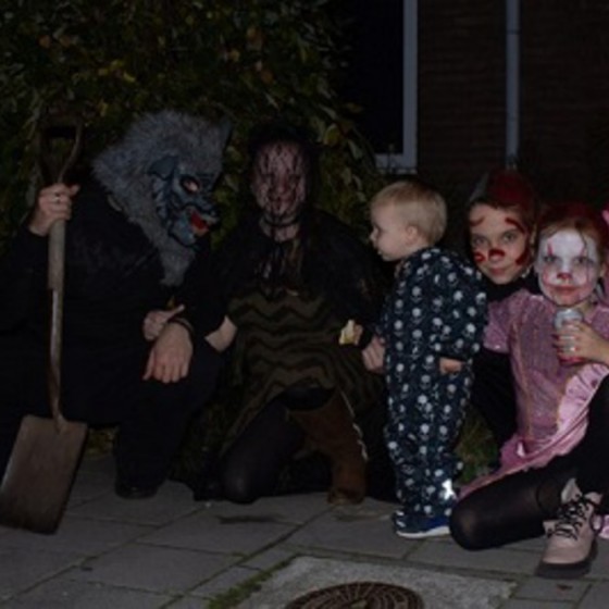 kinderen die met Halloween zijn verkleed