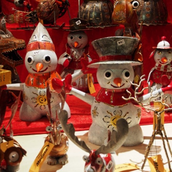 kerstspullen in een kraampje