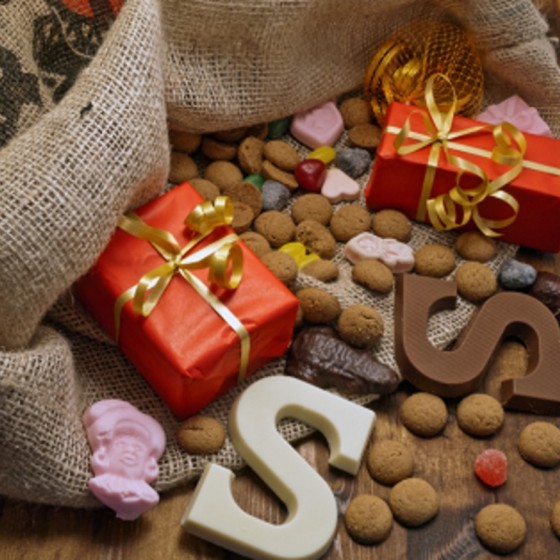 pepernoten, chocoladeletters en pakjes