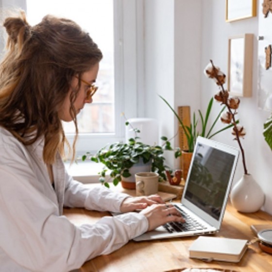 vrouw achter laptop