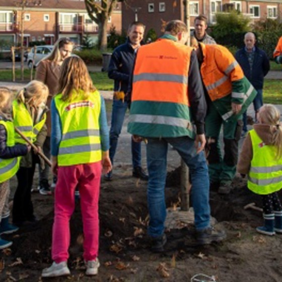 bewoners van de jacob van Ruysdaelstraat en de wethouder planten bomen
