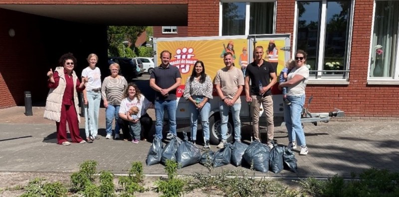 Schoonmaakactie door buurtbewoners in de Laares